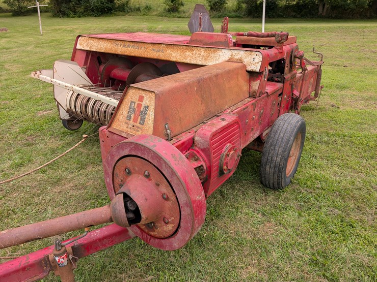 ih-440-square-baler-image-2