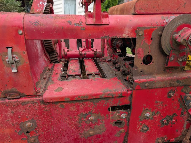 ih-440-square-baler-image-19