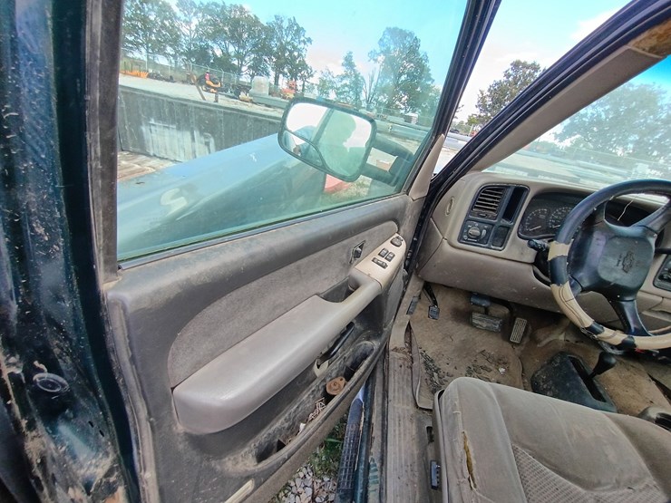 2001-chevrolet-silverado-3500-image-19
