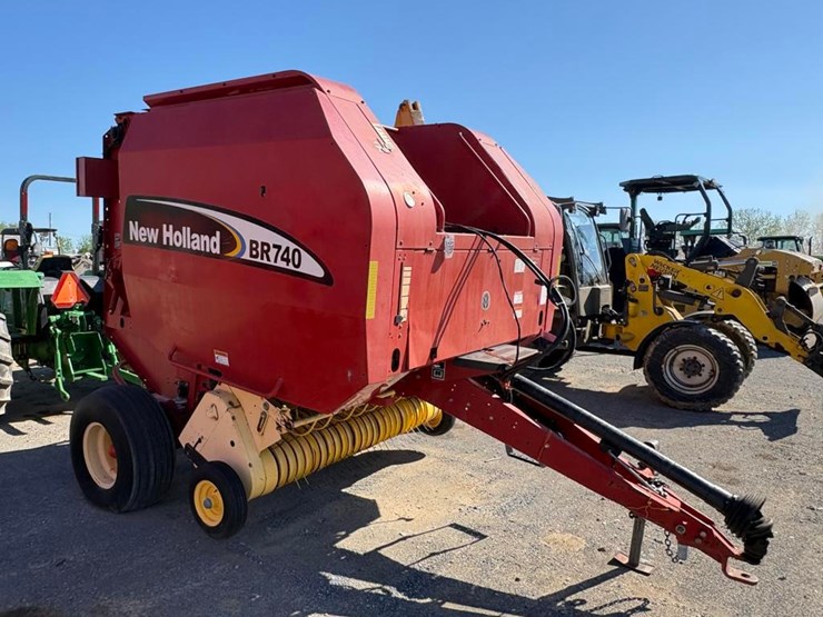 new-holland-br740-image-1