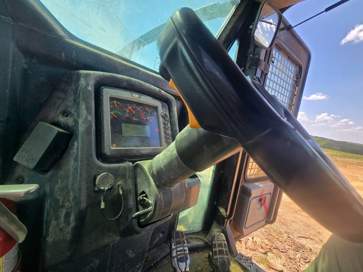 2015-caterpillar-525d-image-39