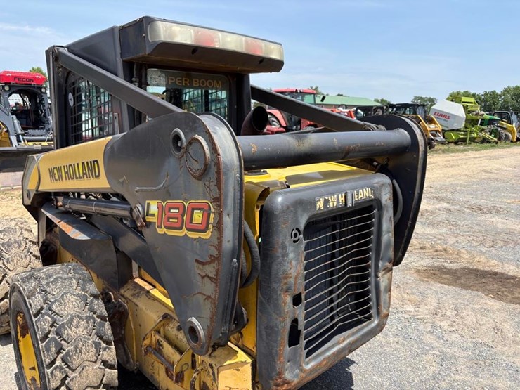 new-holland-l180-image-6
