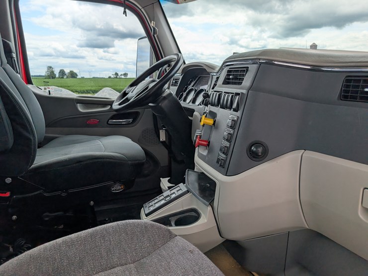 2018-peterbilt-day-cab-semi-image-121