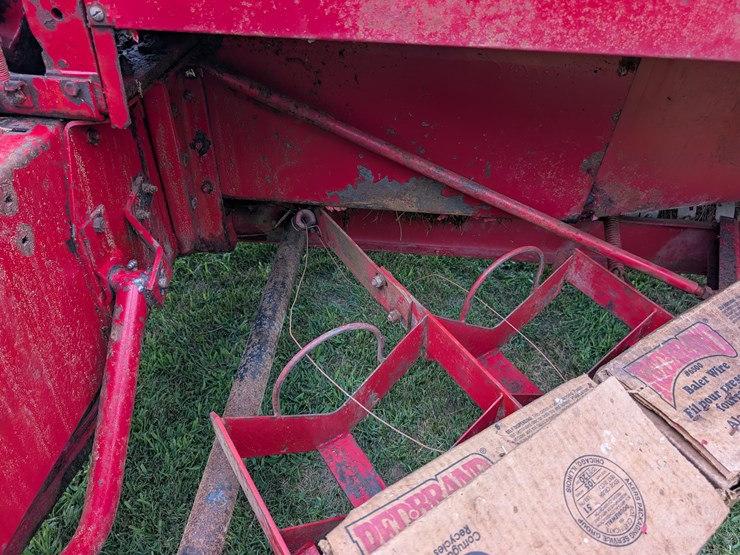 ih-440-square-baler-image-29