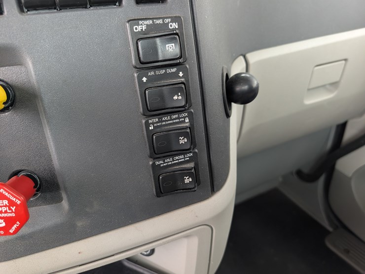 2018-peterbilt-day-cab-semi-image-102