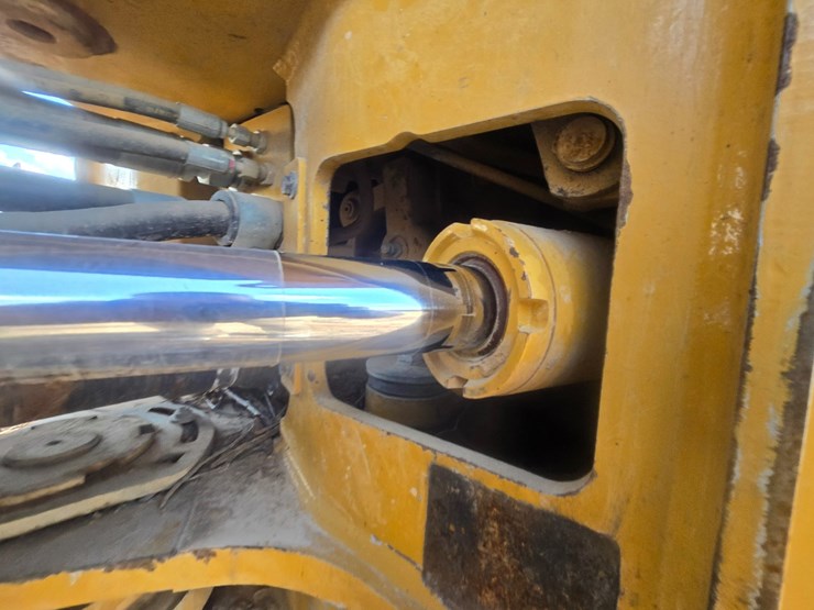 2015-caterpillar-525d-image-47