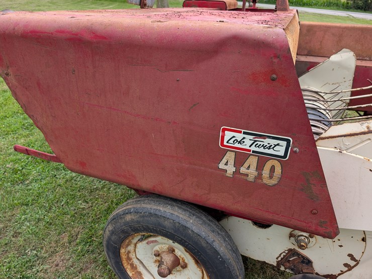 ih-440-square-baler-image-35