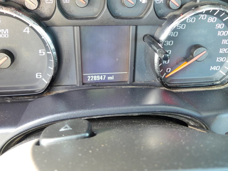 2017-chevrolet-2500hd-image-13