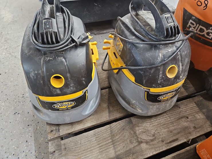 ridgid-shop-vac-with-accessories,-image-2