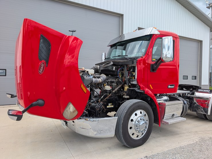 2018-peterbilt-day-cab-semi-image-66