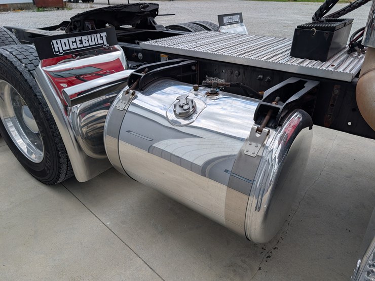 2018-peterbilt-day-cab-semi-image-53