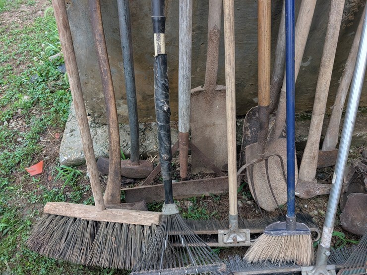 assortment-of-hand-tools.-#243-image-3