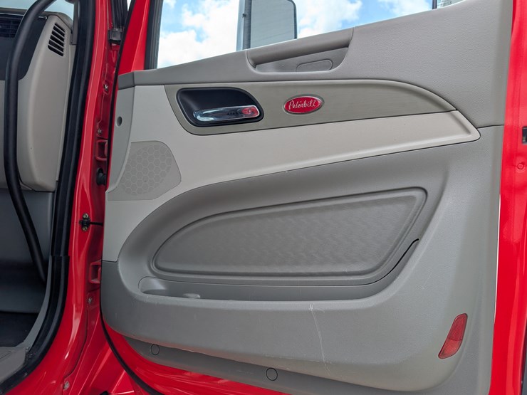 2018-peterbilt-day-cab-semi-image-119