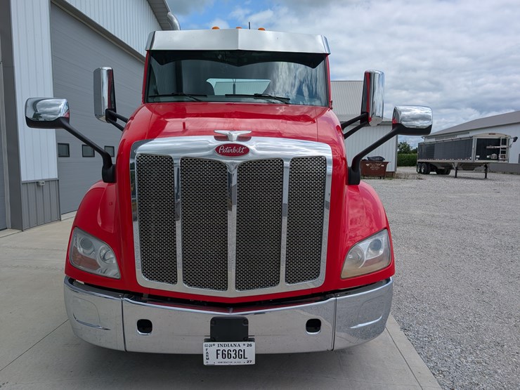2018-peterbilt-day-cab-semi-image-7