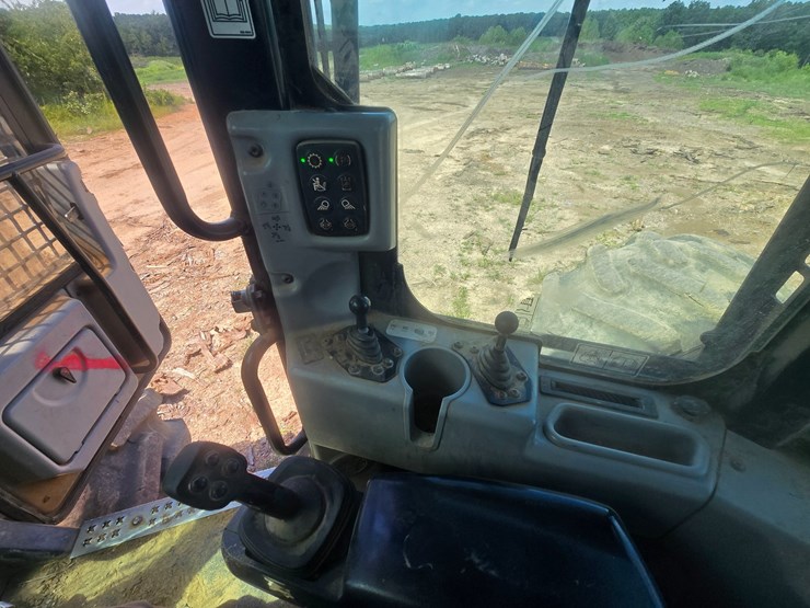 2015-caterpillar-525d-image-30