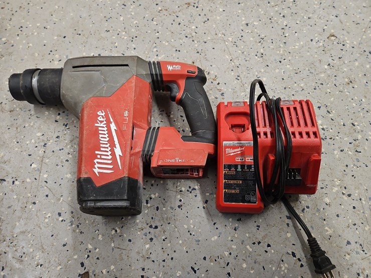 milwaukee-cordless-sds-plus-hammer-drill-image-1