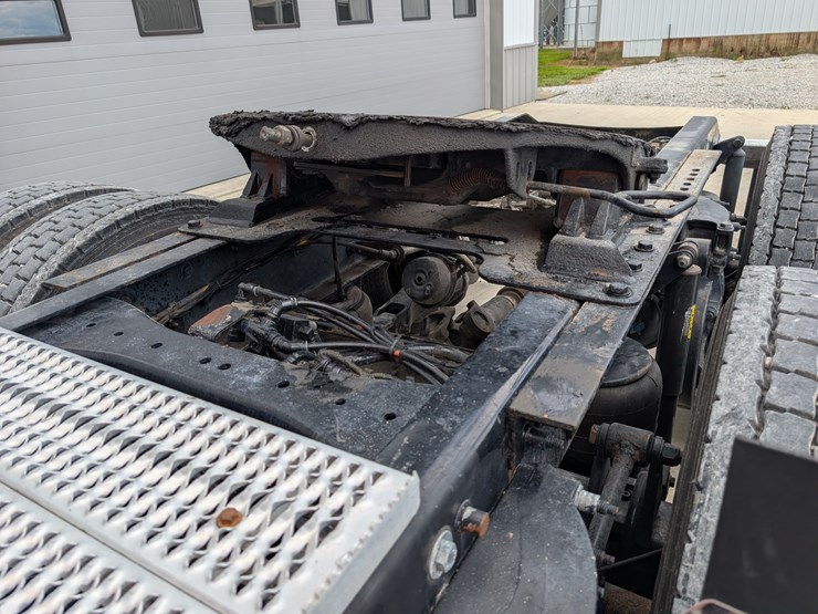 2018-peterbilt-day-cab-semi-image-25