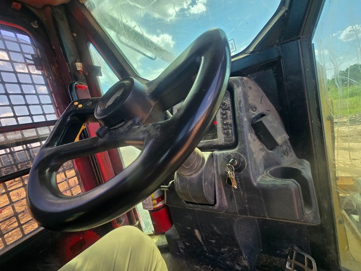 2015-caterpillar-525d-image-40