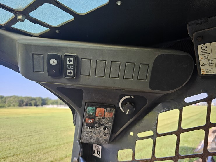 2018-deere-325g-image-14