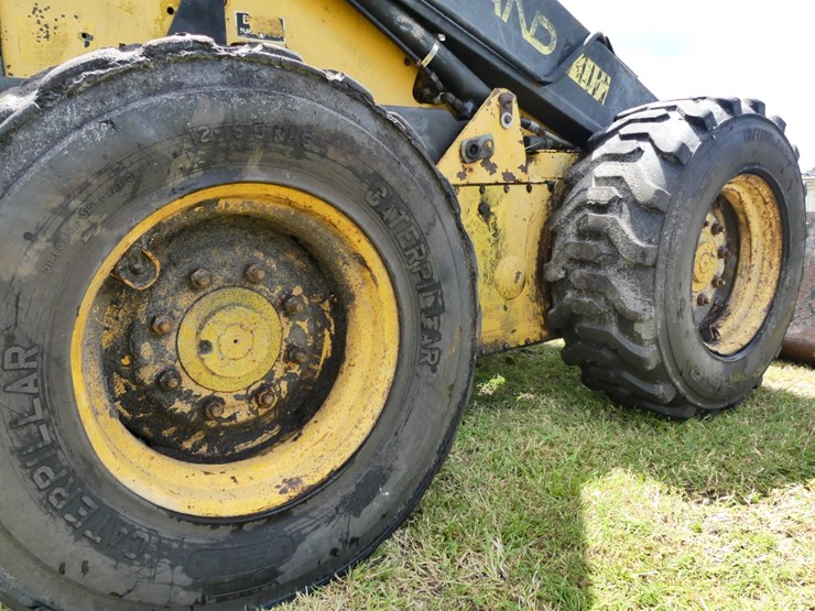 new-holland-l785-image-6