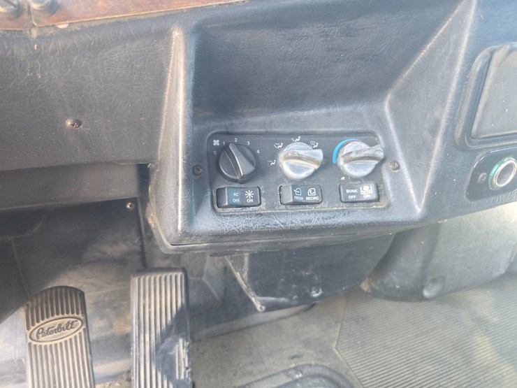 1999-peterbilt-385-image-63