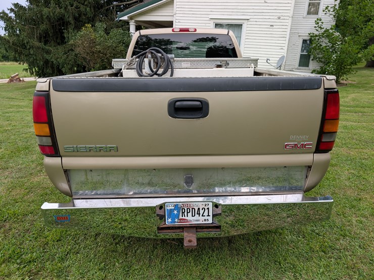 2004-gmc-3500-image-3
