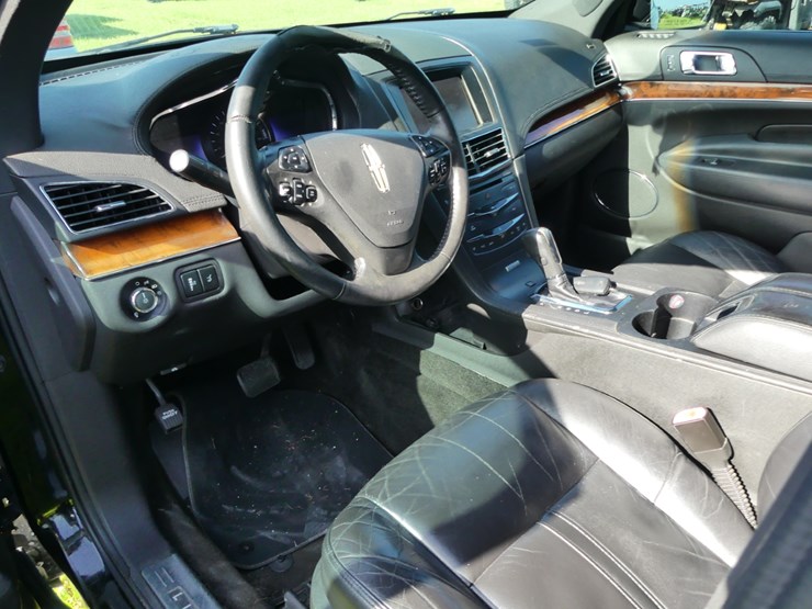 2014-lincoln-mkt-image-9