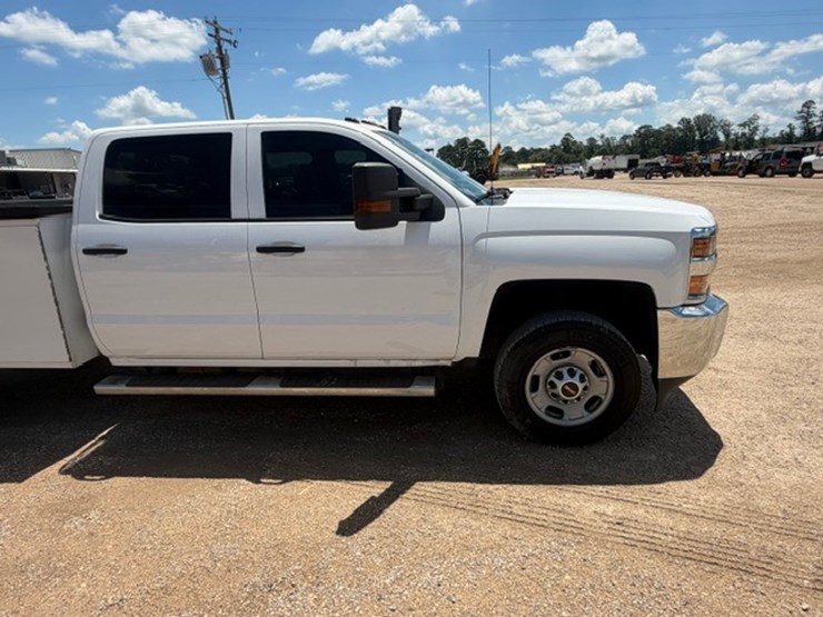 2017-chevrolet-2500-image-17
