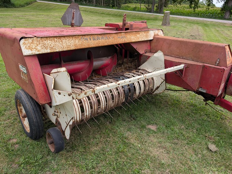 ih-440-square-baler-image-8