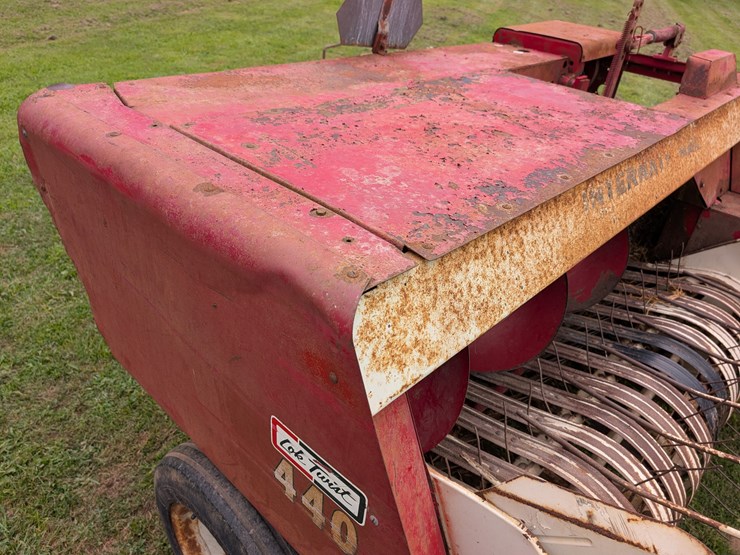 ih-440-square-baler-image-36