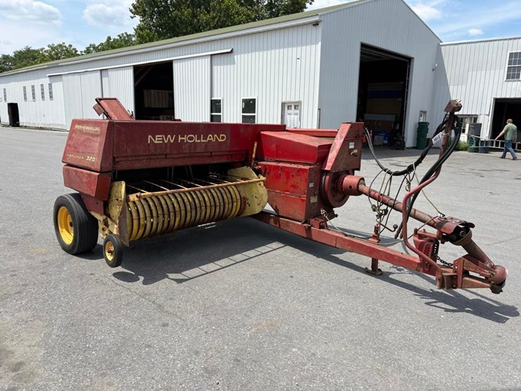 new-holland-320-image-1
