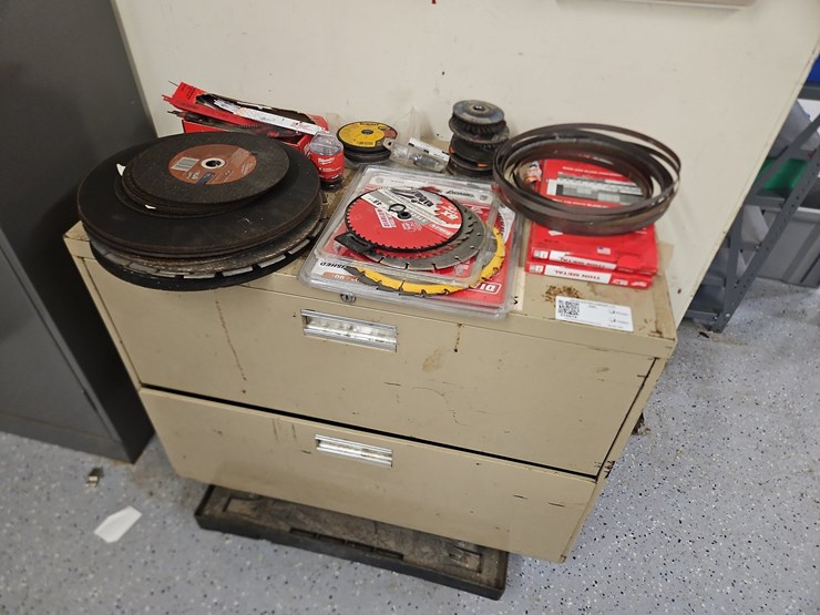 cabinet-with-quantity-of-blades-image-1