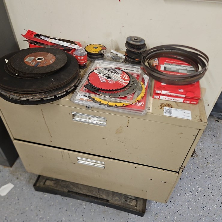 CABINET WITH QUANTITY OF BLADES