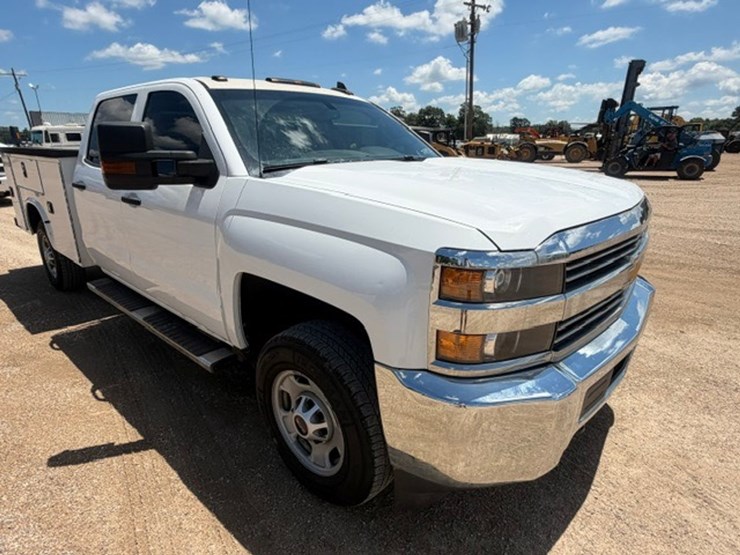 2017-chevrolet-2500-image-16