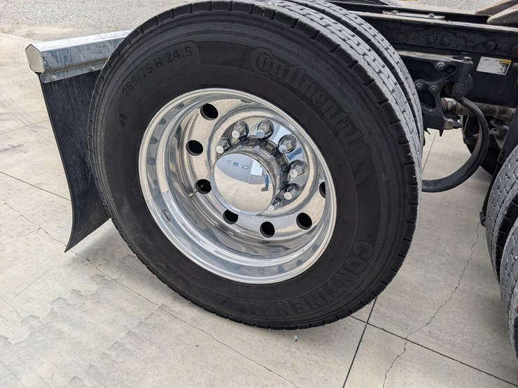 2018-peterbilt-day-cab-semi-image-46