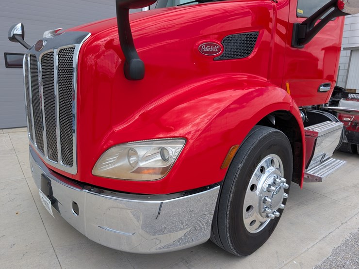 2018-peterbilt-day-cab-semi-image-10