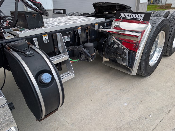 2018-peterbilt-day-cab-semi-image-19