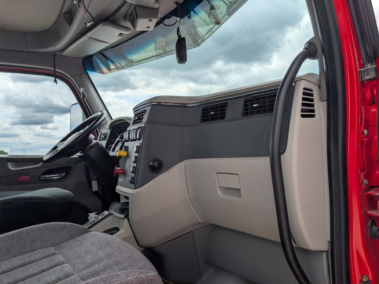 2018-peterbilt-day-cab-semi-image-116