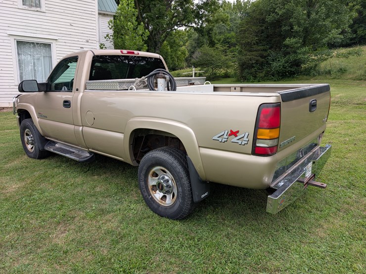 2004-gmc-3500-image-2