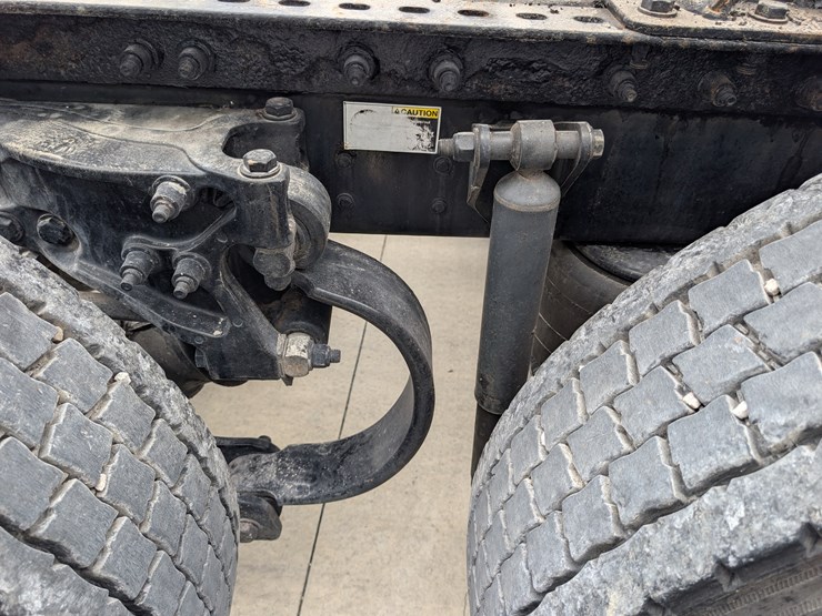 2018-peterbilt-day-cab-semi-image-47