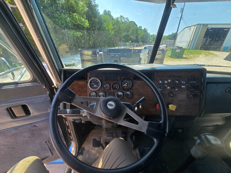 1999-peterbilt-385-image-64