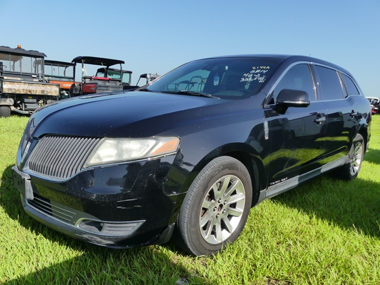 2014-lincoln-mkt-image-1