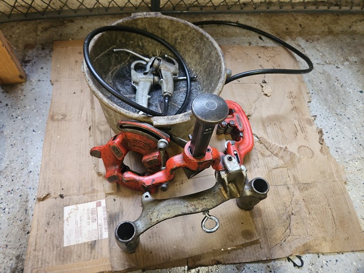 ridgid-pipe-threader-accessories-image-1