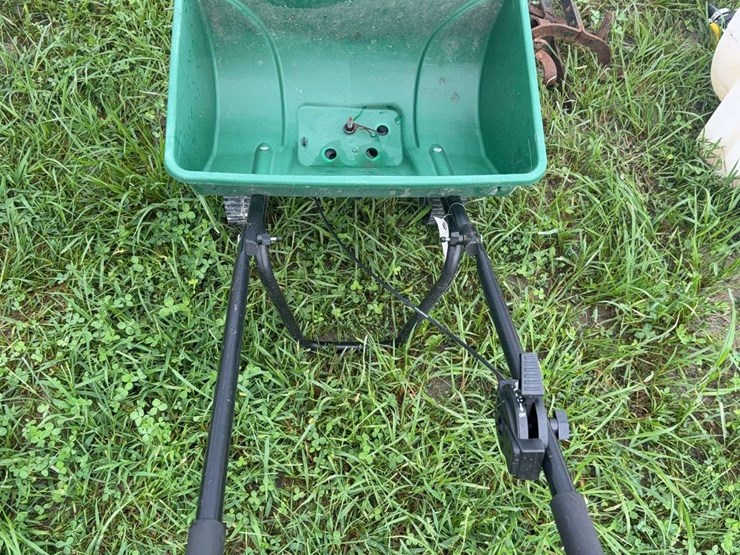 vigoro-4300-push-spreader-image-2