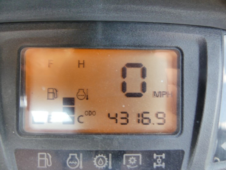 2009-kubota-rtvx1140-image-14