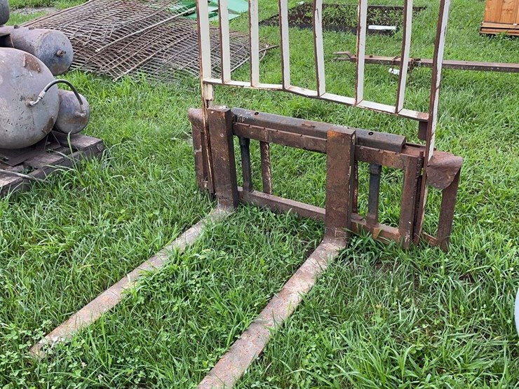 pallet-forks-for-skid-steer,-has-bent-frame-image-2