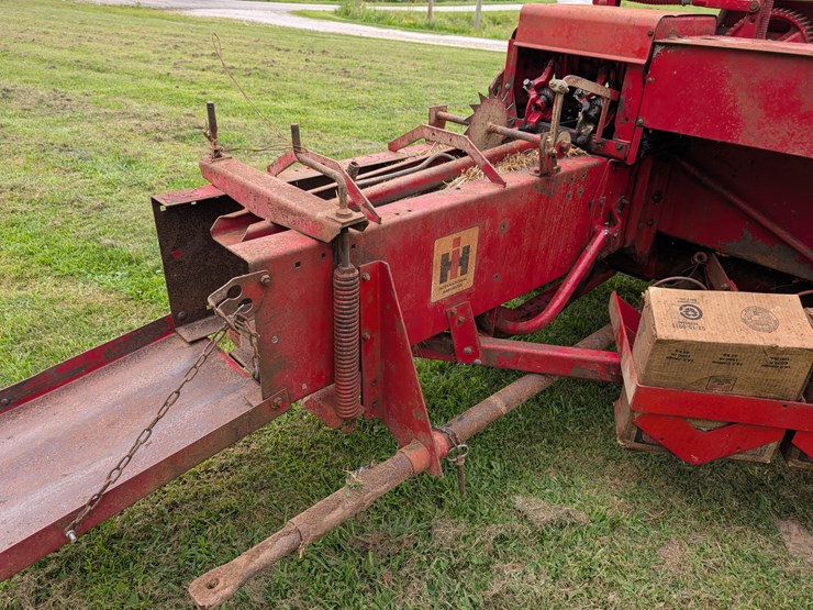 ih-440-square-baler-image-26