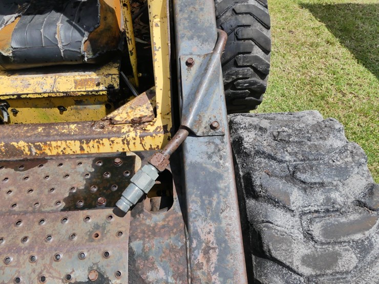 new-holland-l785-image-12