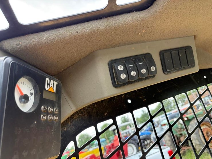 2014-caterpillar-259d-image-18