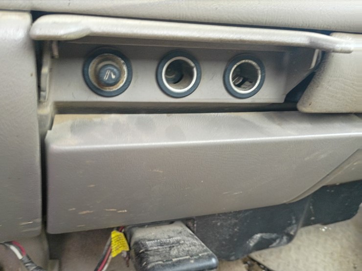 2001-chevrolet-silverado-3500-image-31